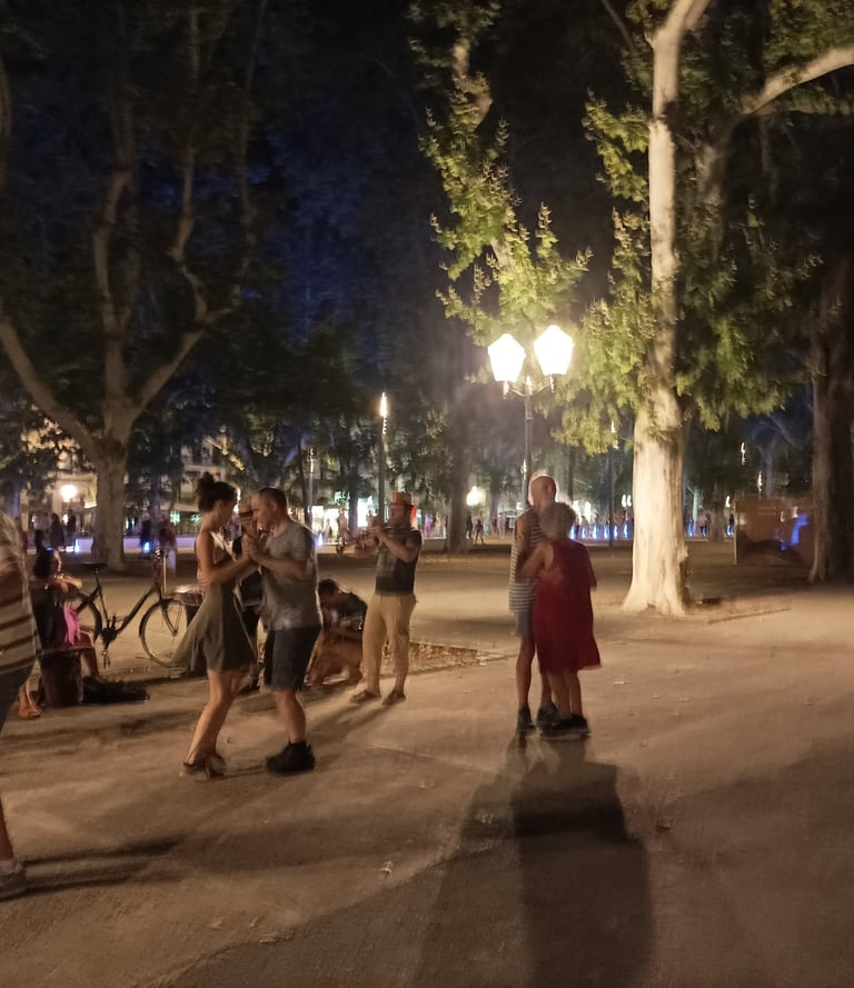 Dancing to the Occitan musicians
