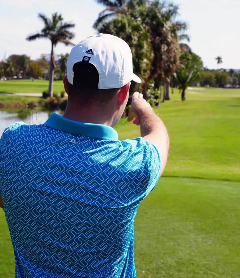 Santi Espinosa Golf Coach en un campo de juego marcando una dirección