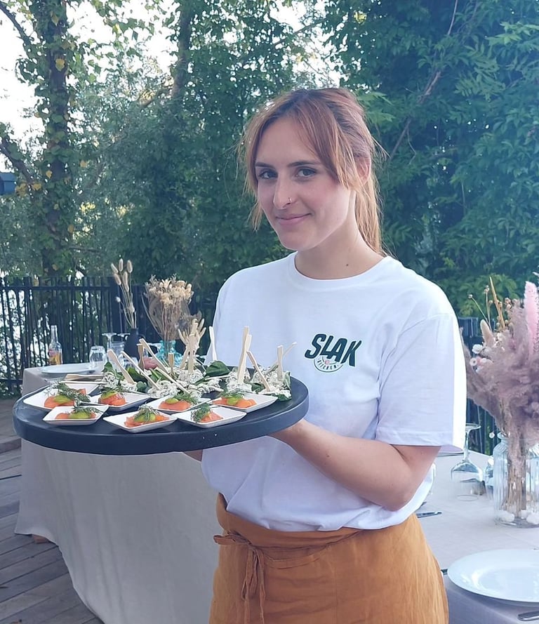 Photo de Sarah Plasschaërt tenant un plateau de bouchées cuisinées