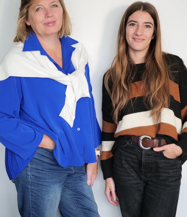 Photo de Caroline la dirigeante et Émilie qui présentent l'accompagnement RH