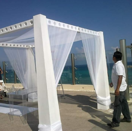Gazebo para bodas siendo supervisado