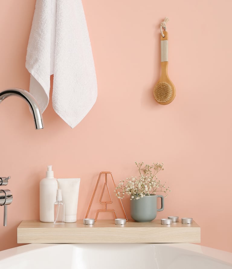 salle de bain rangée, organisée, épurée, aux couleurs douces