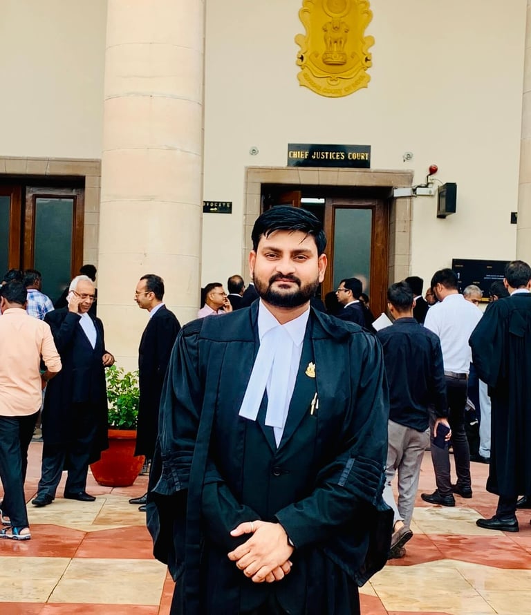 Advocate Vinod Kumar is standing at Hon'ble Supreme Court of India.