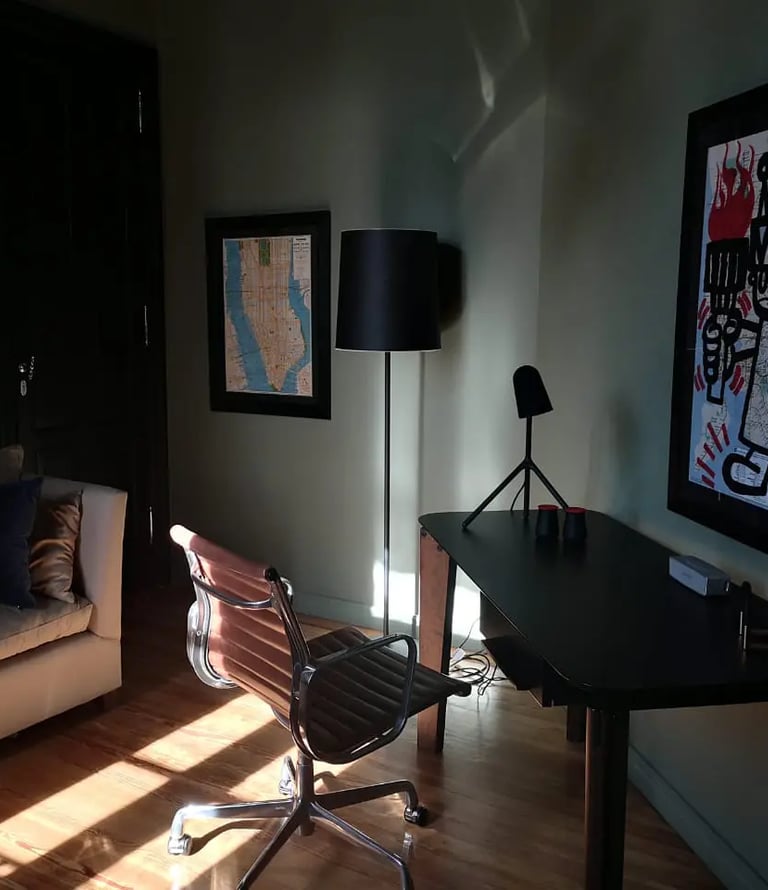 Escritorio moderno en un espacio acogedor y luminoso