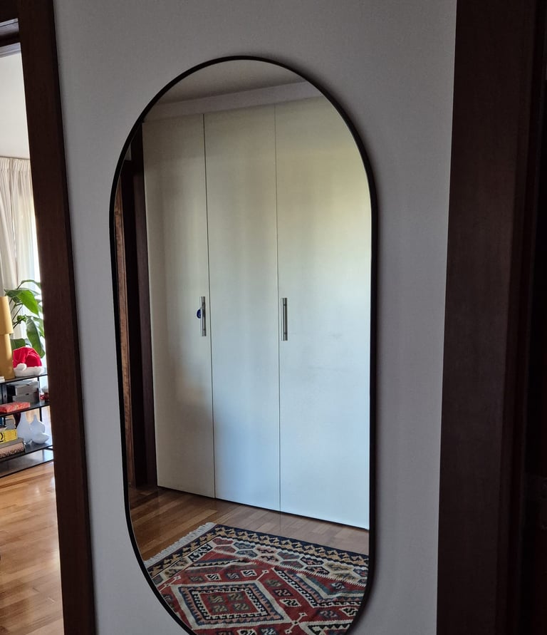 Pendurar espelhos e pendurar quadros