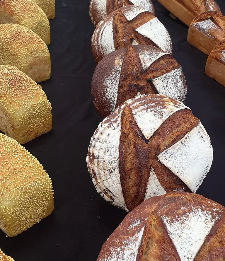 Pain artisanal au maïs et pain au khorasan Façon, boulangerie artisanale Paris 11, levain naturel et farines anciennes