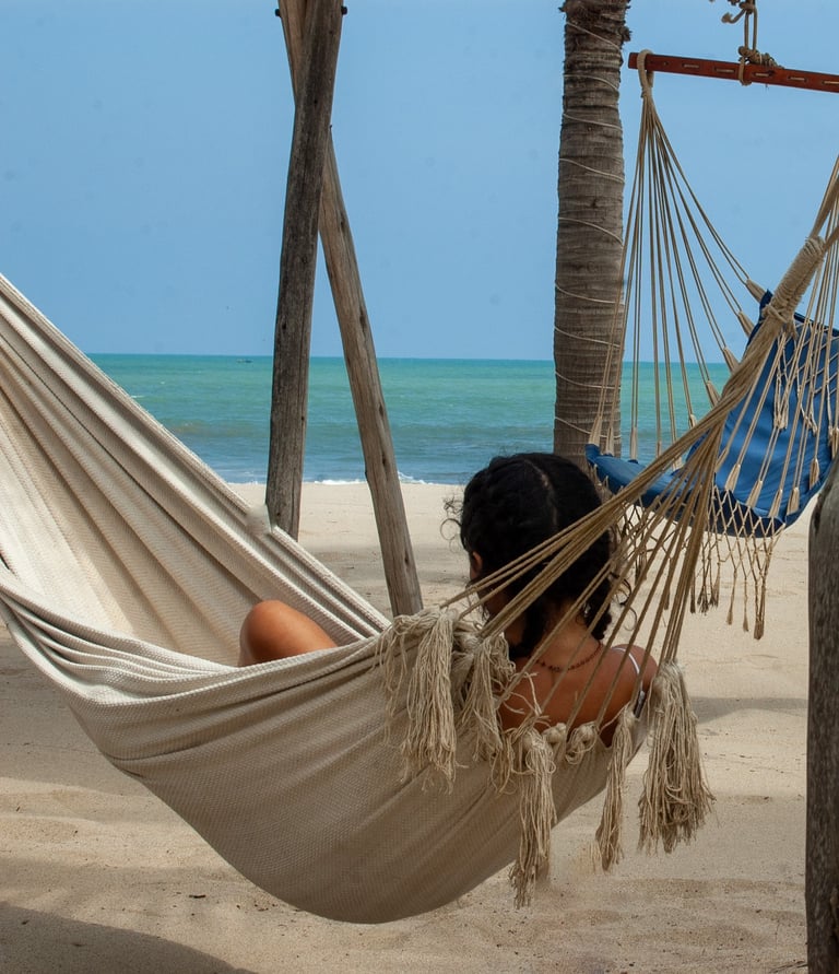 Una joven reposando en la playa