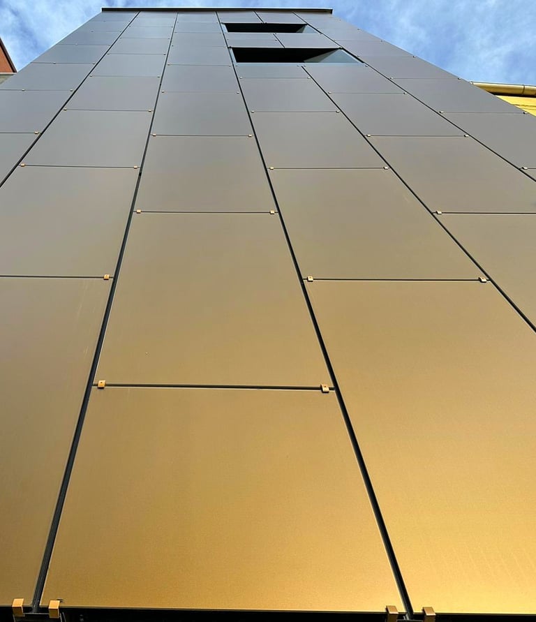Модерна сграда с интегрирана соларна фасада от стъклени BIPV панели