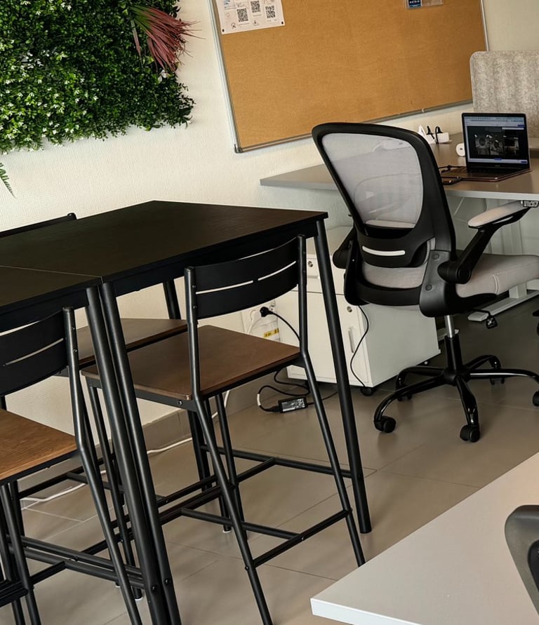 Bureau ergonomique et moderne dans l'espace du coworking