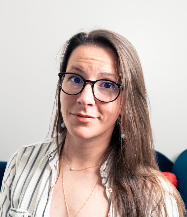 portrait of cassy with glasses