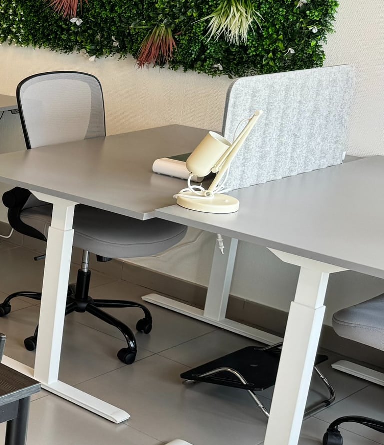 Bureau ergonomique et moderne dans l'espace du coworking