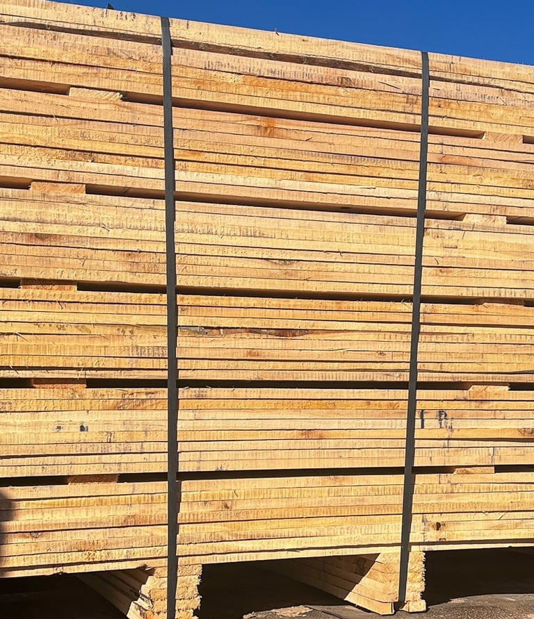 paquetes de tabla pallet apilados