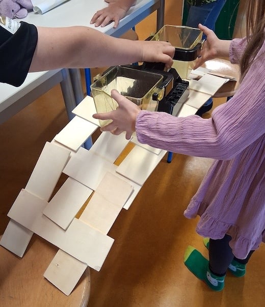 Kinder belasten Leonardo-Brücke