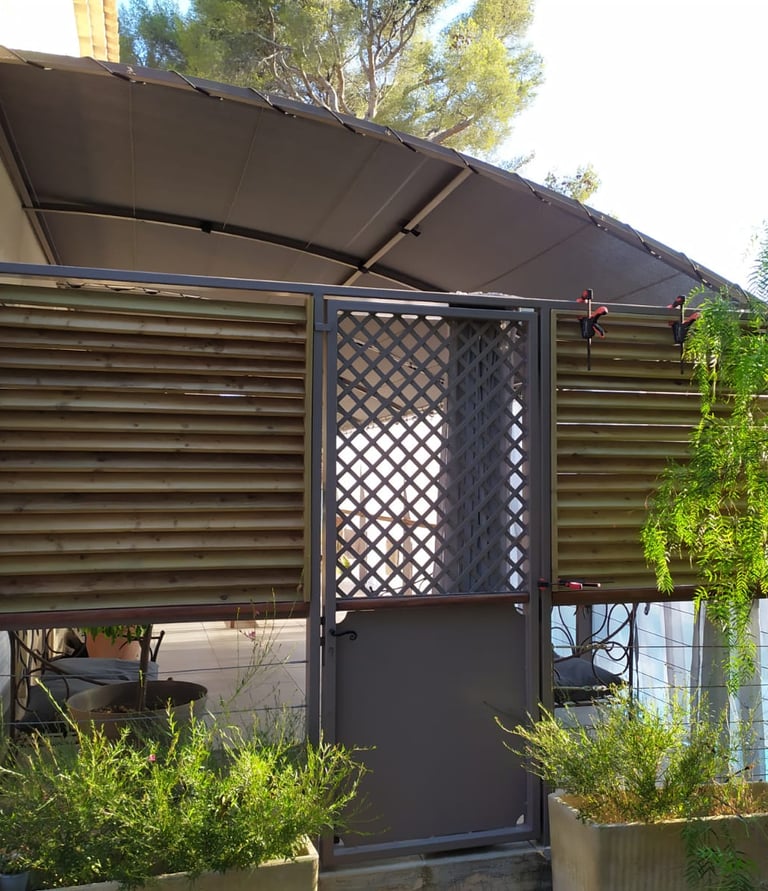 jeux de deux persienne passer sur le coter d'un garde corps de terasse en guise de brise vue 