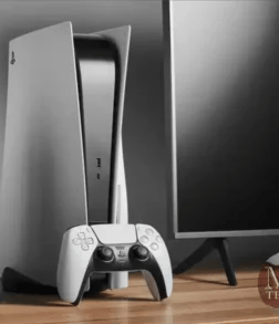 Es una imagen de una play 5 , un mando de play 5 y un TV