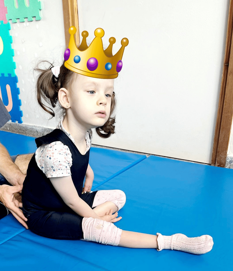 una pequeña reina usando productos misara en terapia