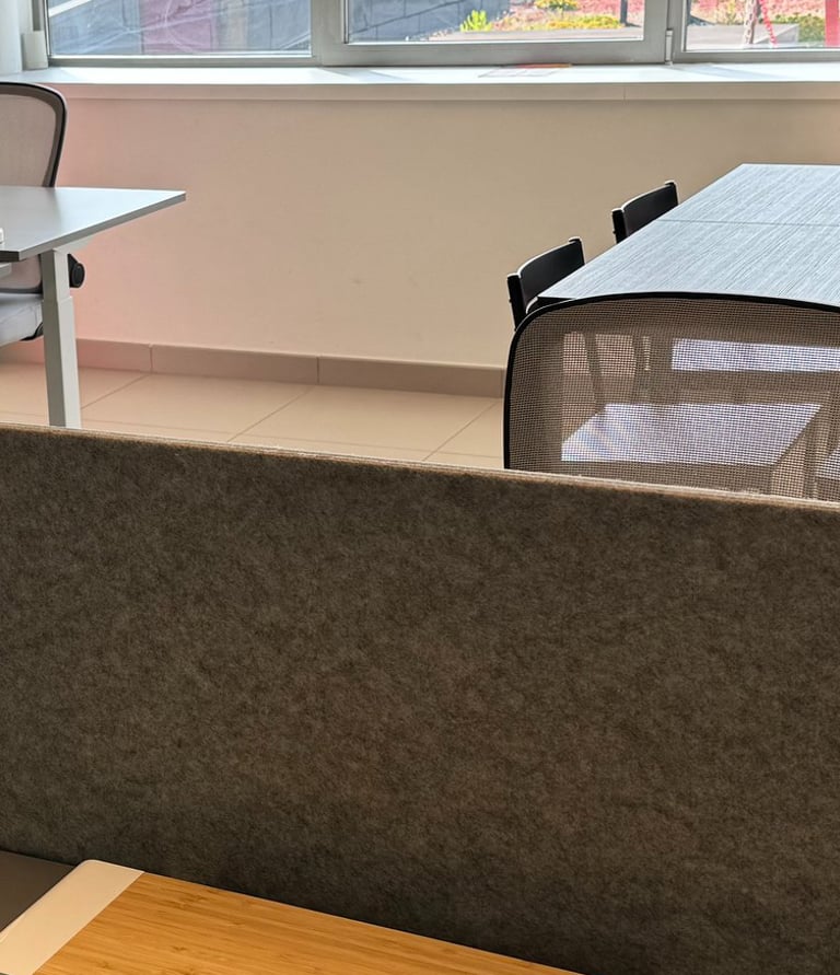 Bureau ergonomique et moderne dans l'espace du coworking