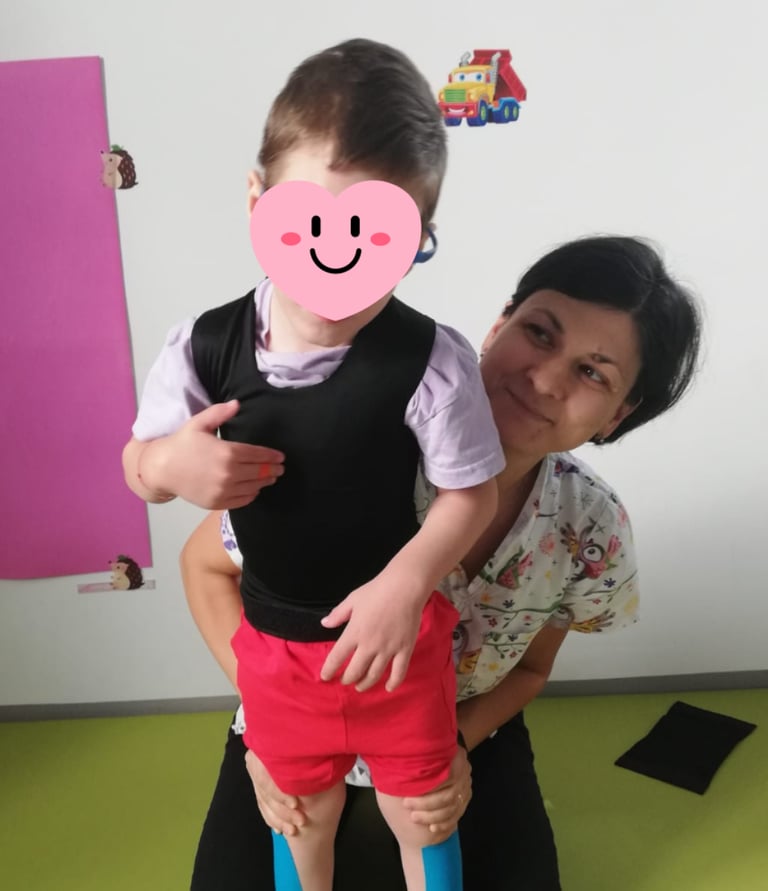 un niño pequeño que usa productos misara en terapia