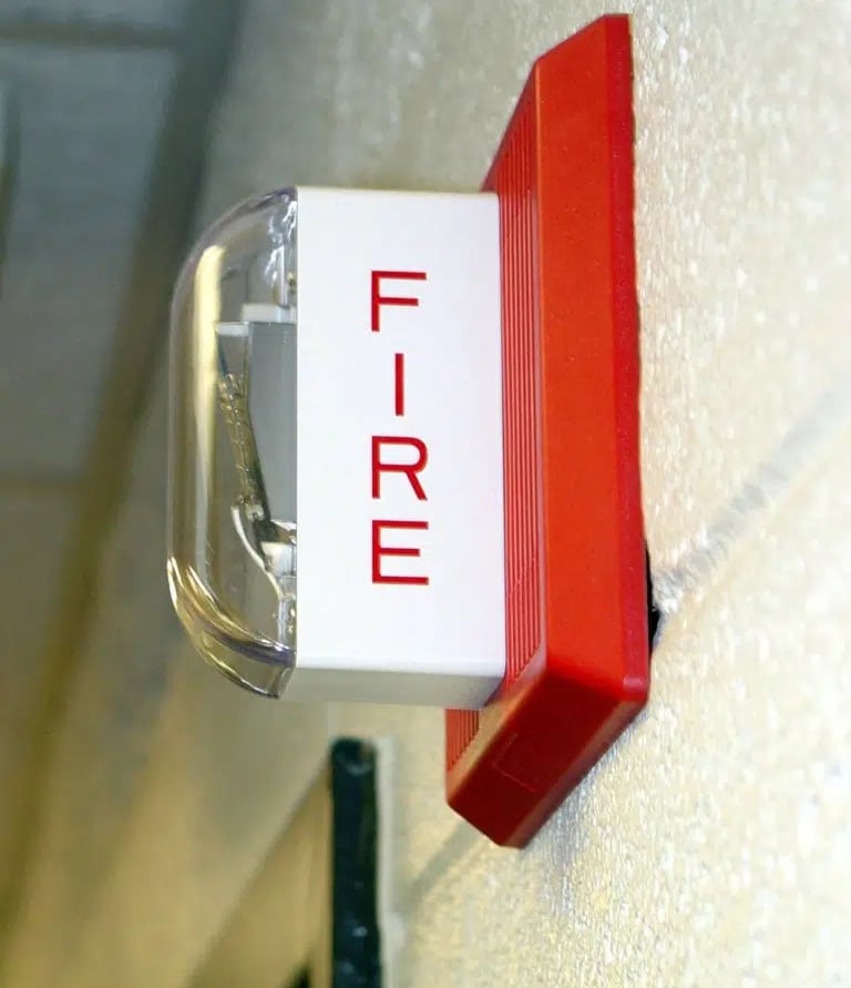 انظمة انذار حريق متطورة ومتكاملة مع انظمة الدخول والخروج وانظمة القوى والتكييف