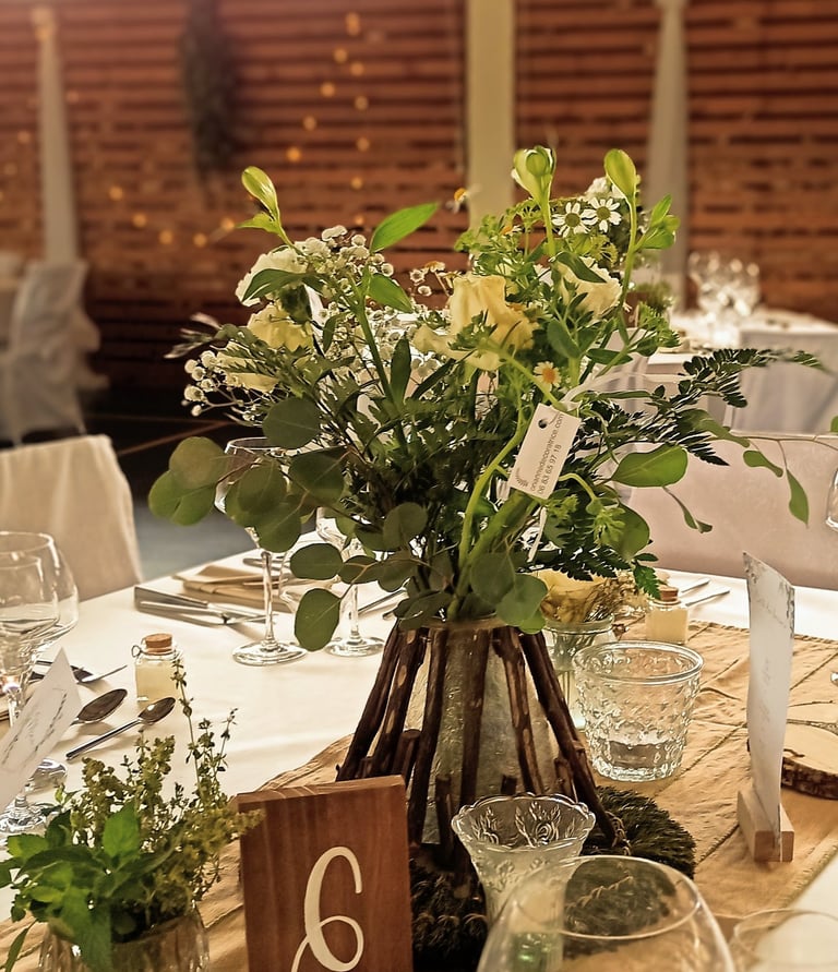 Une table avec un vase contenant des fleurs