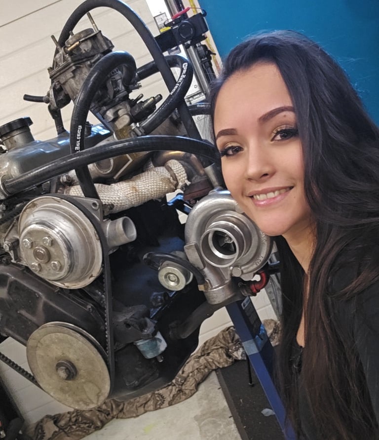 Joy van Haelen and her Renault 5 GT Turbo engine