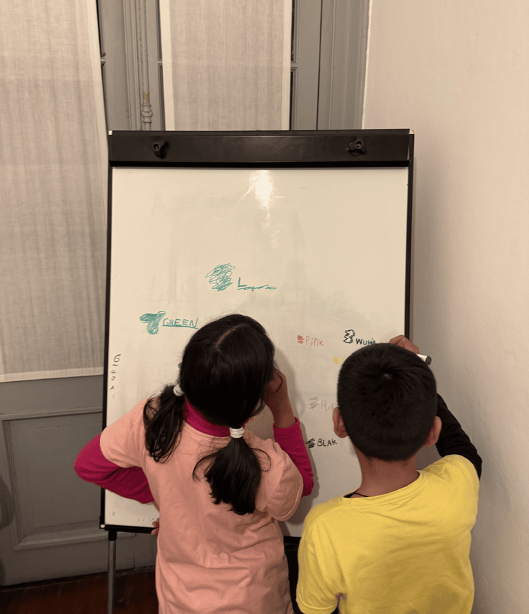 niños escribiendo en una pizarra