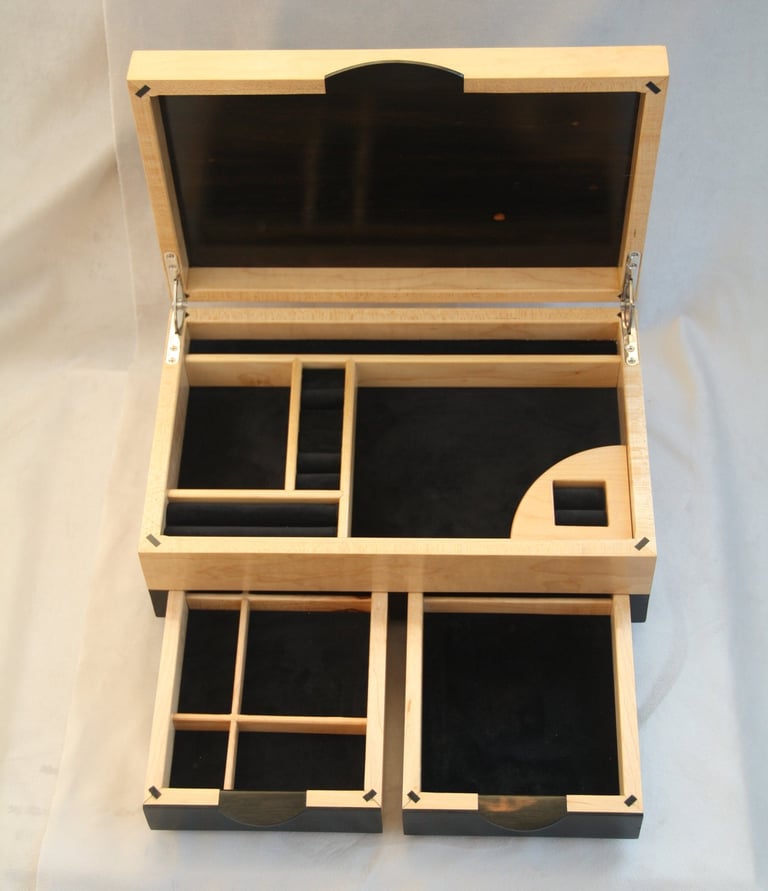 Juwelenkist met tijdloos design, inspiratie Art Deco. Gevlamde esdoorn, ebbenhout, zwart velvet. 