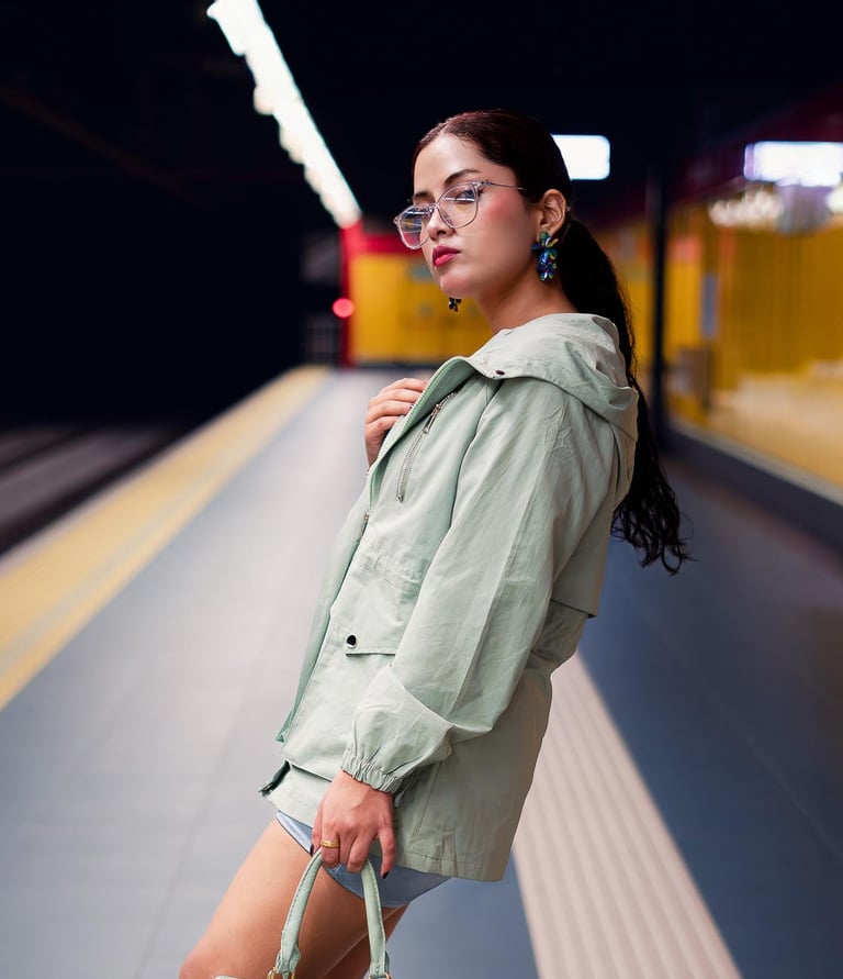 Rashell Campos, mujer hermosa posando con una falda chaqueta verde y cartera en el metro Quito