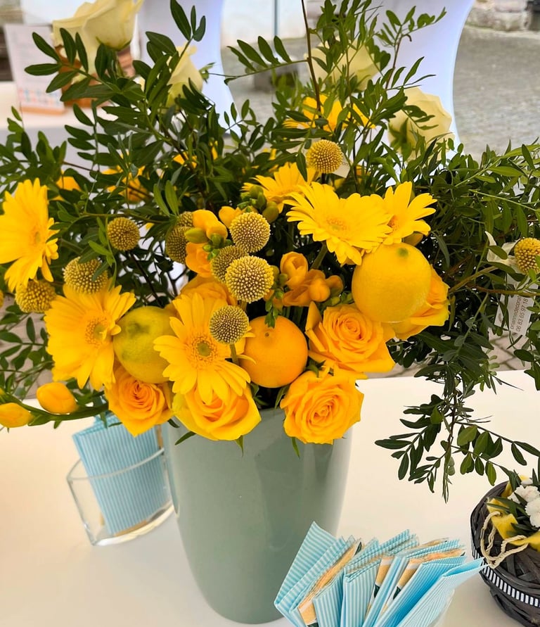 Un vase contenant des fleurs
