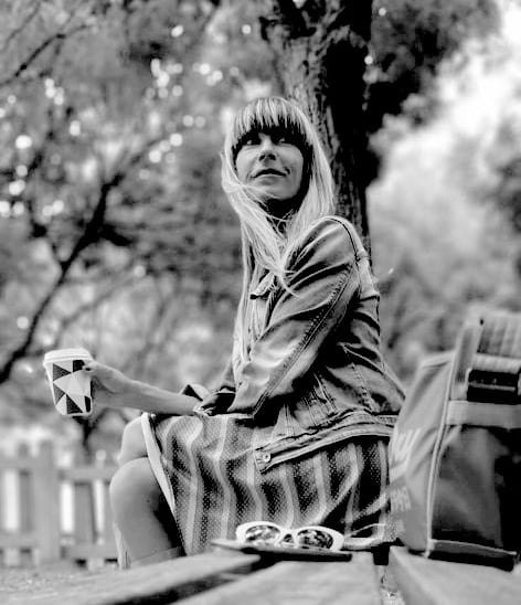 Imagen en blanco y negro de Anna Martínez sentada en un banco