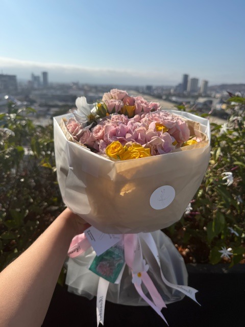 Flores con fondo la ciudad de Tijuana