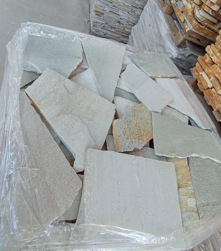 pedra carranca caco verde no palete direto da pedreira jazida própria melhor preço. parede e piso