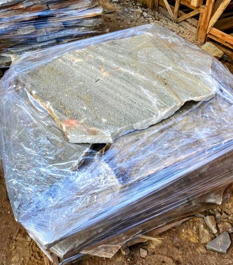 pedra carranca lajão verde no palete direto da pedreira jazida própria melhor preço, fácil instalar 