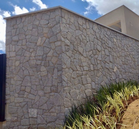 pedra miracema cinza caco almofadado para parede interna e externa. rústico elegante. linda.