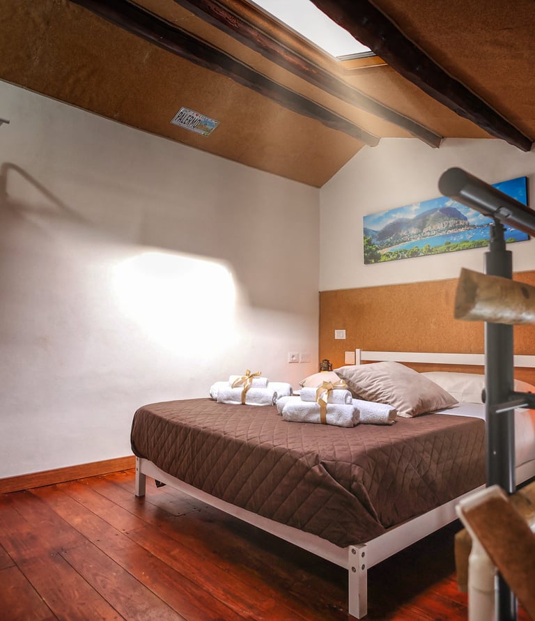 Vista completa camera da letto con finestra sul tetto