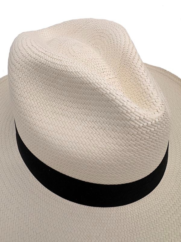Close Up de la corona de un sombrero de paja toquilla ecuatoriano