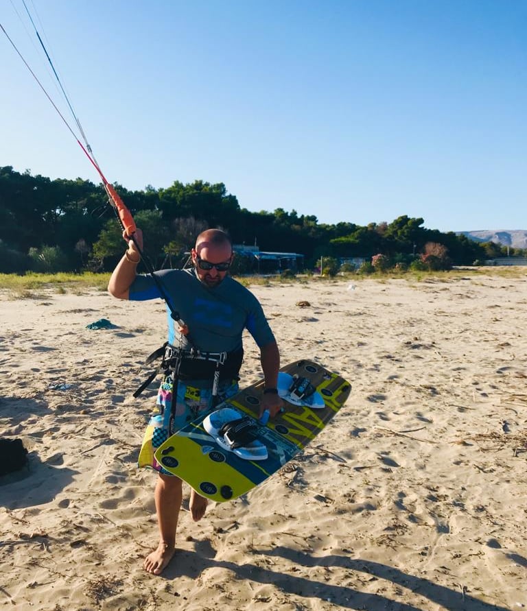 Antonio, l'istruttore di kitesurf della scuola Banzai Wave Academy che si appresta ad uscire in mare