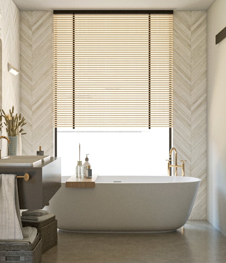 Une salle de bain avec une baignoire et une grande fenêtre.