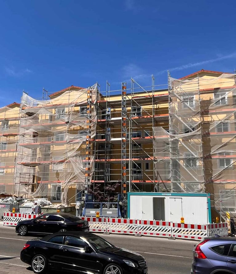 ein eingerüstetes Haus, eine große Baustelle