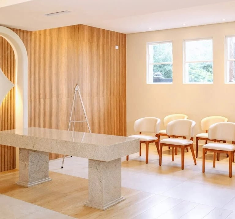 A imagem mostra a sala de velório do cemitério araçá com design moderno