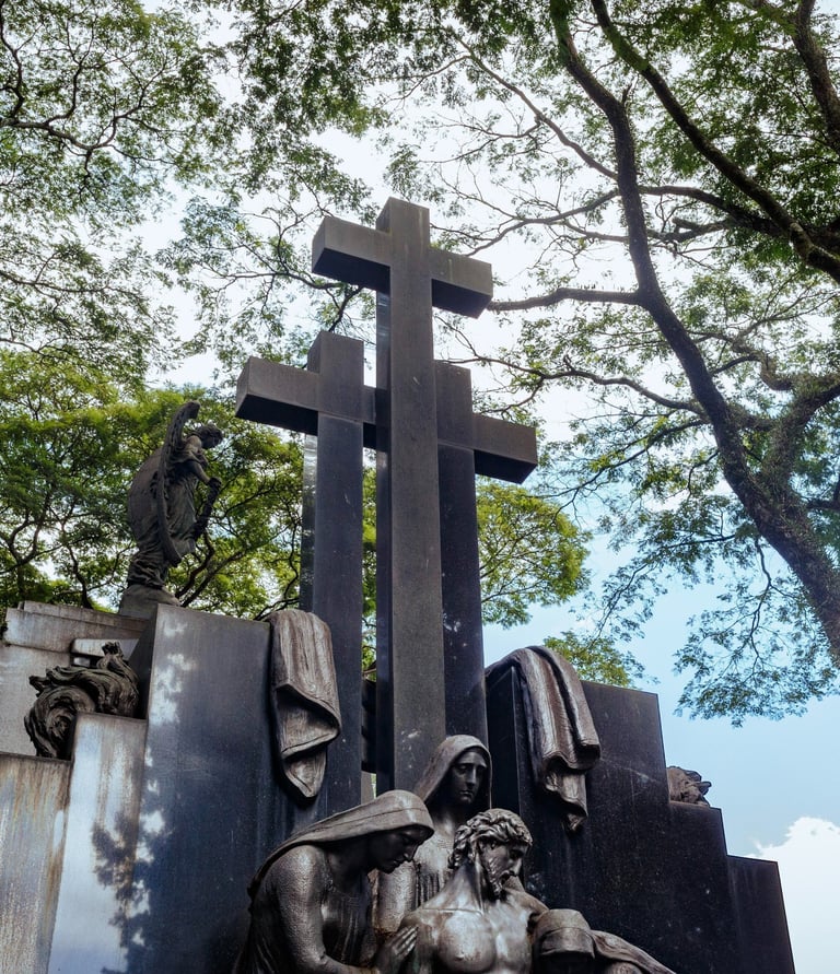 A imagem mostra um túmulo tradicional do cemitério araçá com uma cruz em cima
