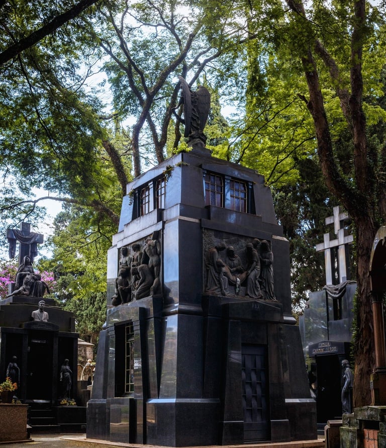 A imagem mostra um túmulo tradicional do cemitério araçá com uma estátua em cima