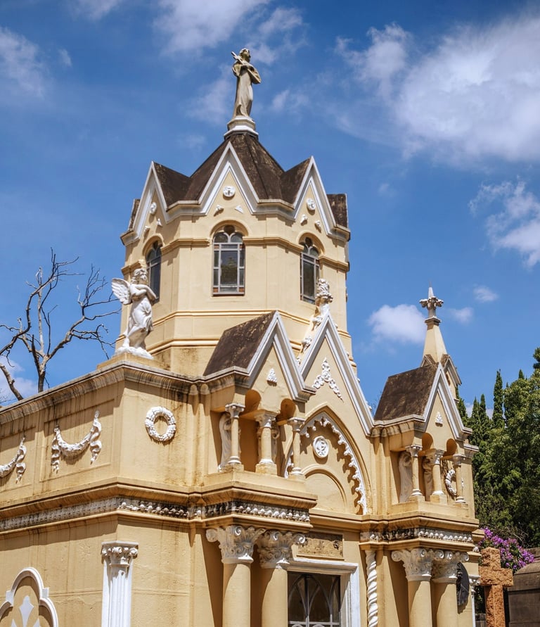 A imagem mostra uma igreja no interior do cemitério araçá