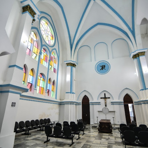 A imagem mostra o interior da capela tradicional do cemitério araçá com pintura interna branca