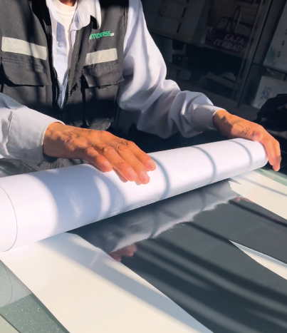 Gigantografía terminada saliendo de la máquina de impresión en taller de Lima.