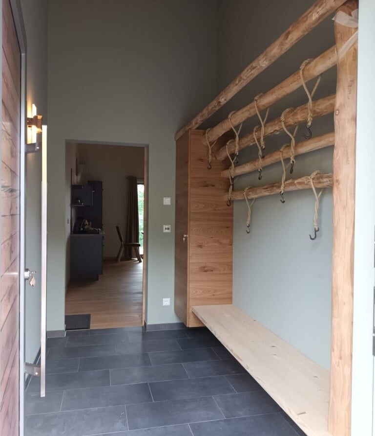 platzsparende Holzgarderobe mit Kastanienstämmen und schönen Details