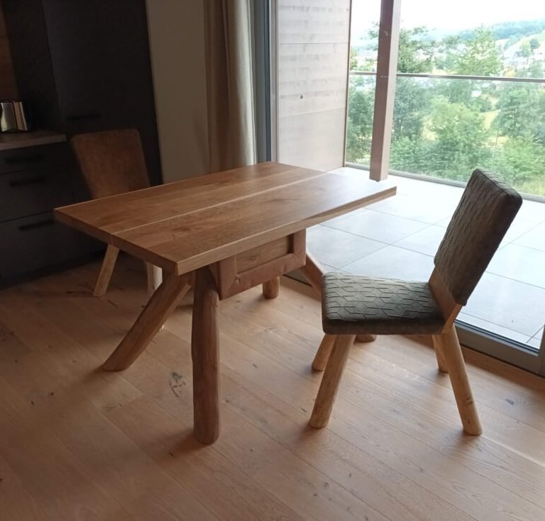 Designermöbel: Massivholz-Küchentisch und gepolsterte Stühle