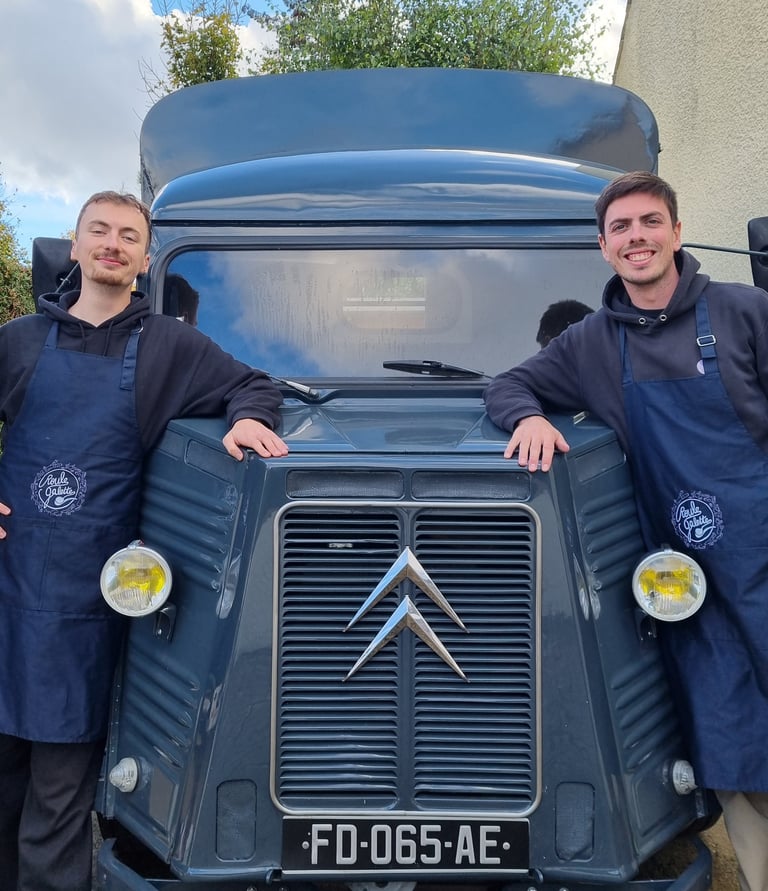 Les 2 fondateurs de Roule Galette avec leur fidèle foodtrcuk