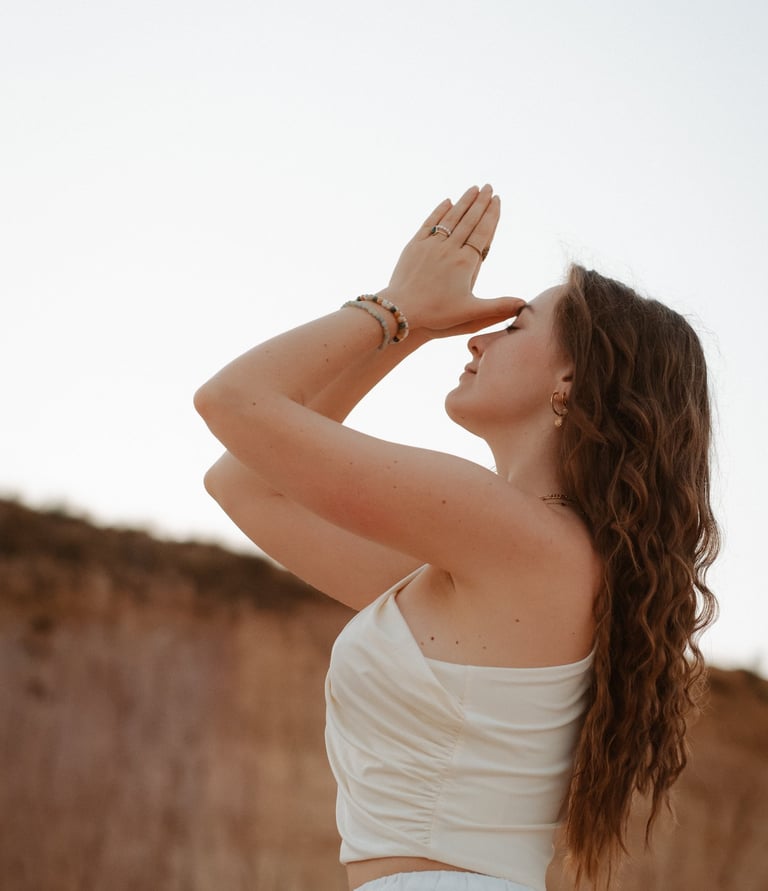 Frau in Yoga-Haltung für Achtsamkeit und Balance beim Yoga-Kurs in Hof bei Salzburg