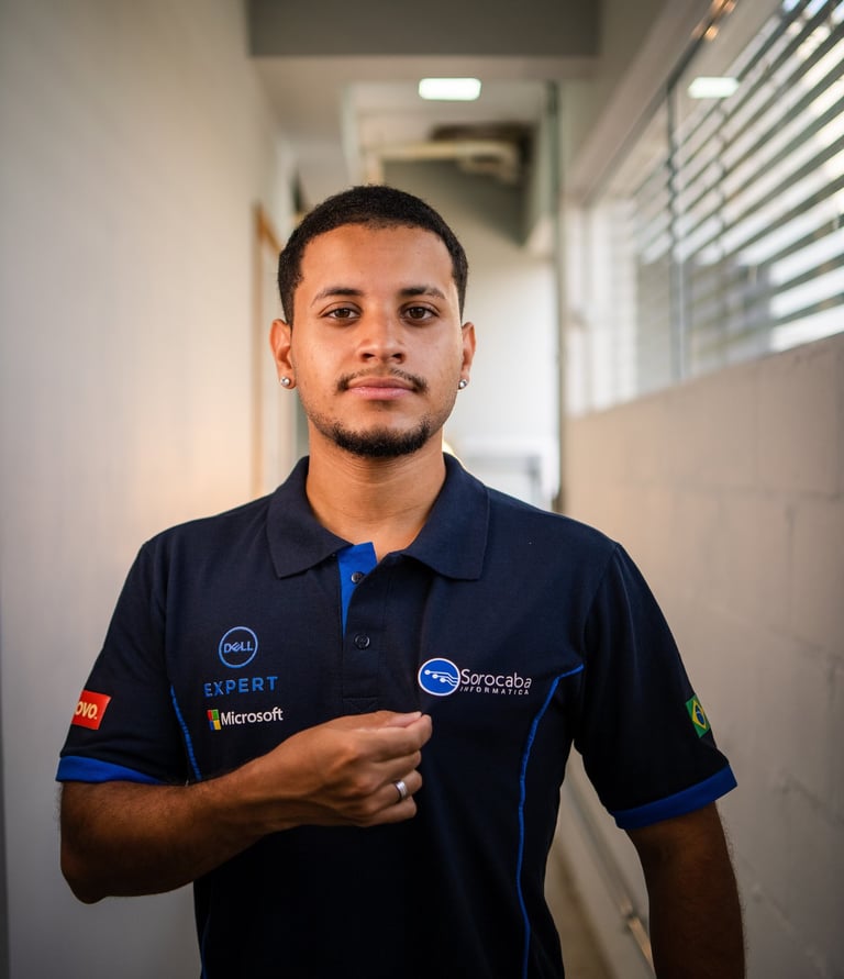 homem usando polo personalizada de uniforme